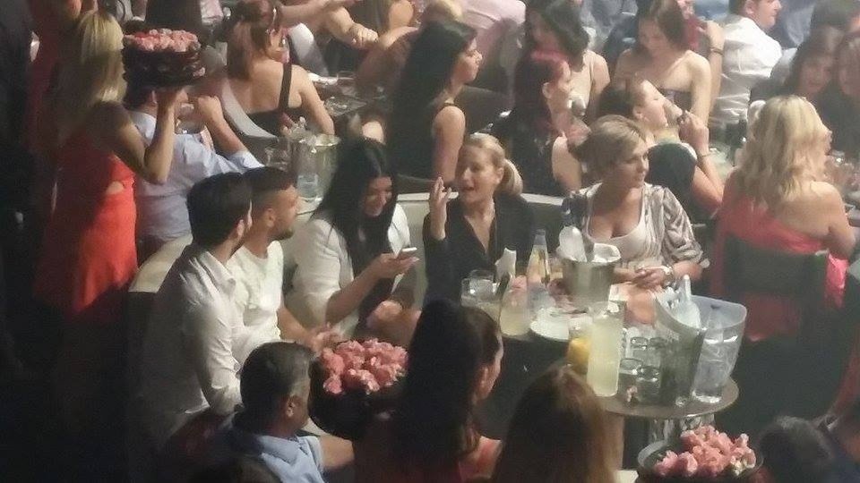 Φωτιά στην πίστα: Ο επιθετικός της ΑΕΚ με εντυπωσιακή μελαχρινή στον Χολίδη [εικόνες] | iefimerida.gr 1