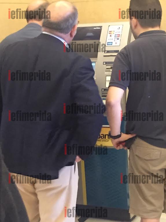 Απίστευτο: Υπουργοί και βουλευτές του ΣΥΡΙΖΑ σπρώχνονται στο ΑΤΜ της βουλής για να βγάλουν λεφτά [εικόνες] | iefimerida.gr 4