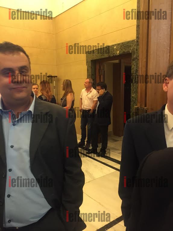 Απίστευτο: Υπουργοί και βουλευτές του ΣΥΡΙΖΑ σπρώχνονται στο ΑΤΜ της βουλής για να βγάλουν λεφτά [εικόνες] | iefimerida.gr 1