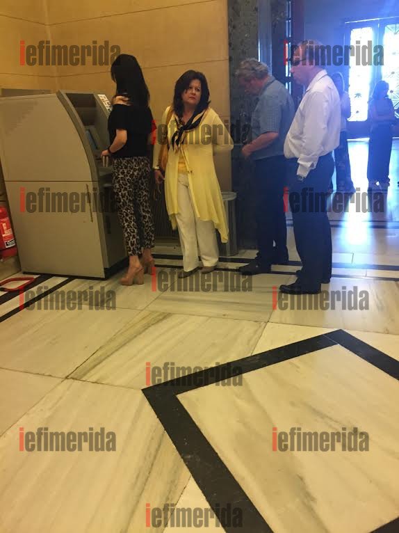 Απίστευτο: Υπουργοί και βουλευτές του ΣΥΡΙΖΑ σπρώχνονται στο ΑΤΜ της βουλής για να βγάλουν λεφτά [εικόνες] | iefimerida.gr 8