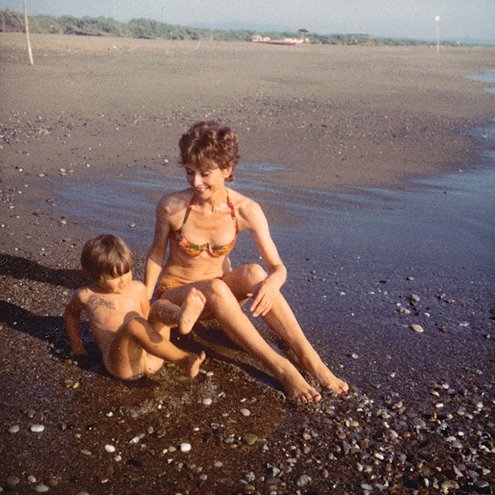 Το άγνωστο οικογενειακό άλμπουμ της Οντρεϊ Χέπμπορν -Μαμά, νοικοκυρά, χαλαρή στην παραλία [εικόνες] | iefimerida.gr 5