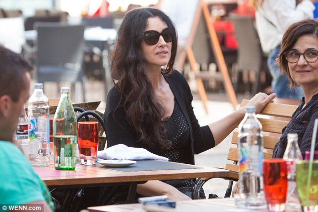 Η Μπελούτσι, άβαφη και χαλαρή μαγεύει την Κροατία [εικόνες] | iefimerida.gr 2