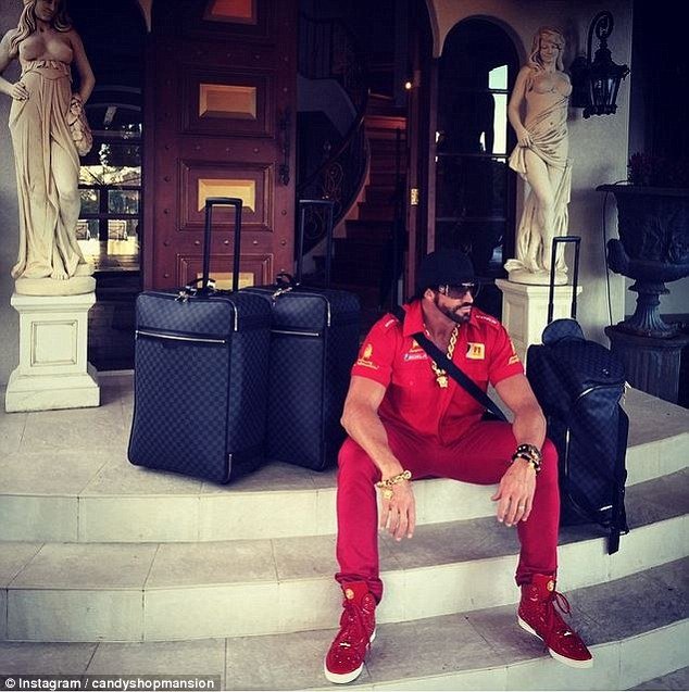 Η απίστευτη ζωή ενός Αυστραλού μεγιστάνα καπνού -Τώρα και σε ριάλιτι κραιπάλης και επίδειξης [εικόνες] | iefimerida.gr 2