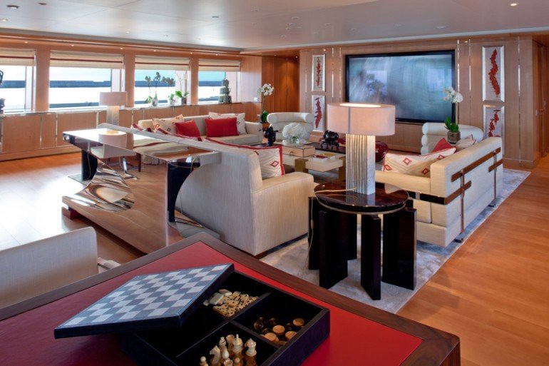 Η θαλαμηγός γεμάτη βασιλιάδες που άφησε άφωνο το Ναύπλιο [εικόνες] | iefimerida.gr 13