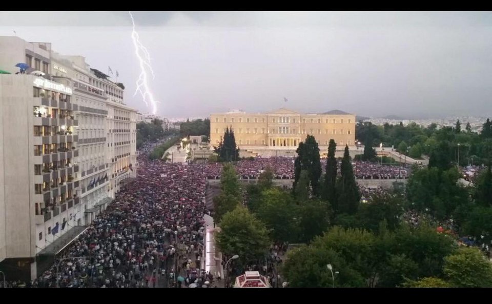 Χιλιάδες διαδηλωτές στο Σύνταγμα: Φώναξαν μέσα στη βροχή υπέρ του «ναι» στο δημοψήφισμα [εικόνες & βίντεο] | iefimerida.gr 6