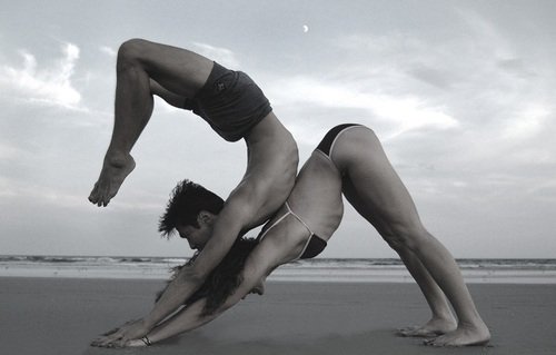 Acro yoga και couples yoga: Η νέα μανία των ζευγαριών -Κατά πόσο μπορεί να κάνει τη σχέση τους πιο σταθερή [εικόνες] | iefimerida.gr 1