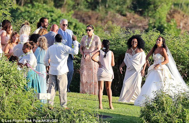 Η Νταϊάνα Ρος στον γάμο της κόρης της -Εκλεψε τις εντυπώσεις από τη νύφη [εικόνες]  | iefimerida.gr 5