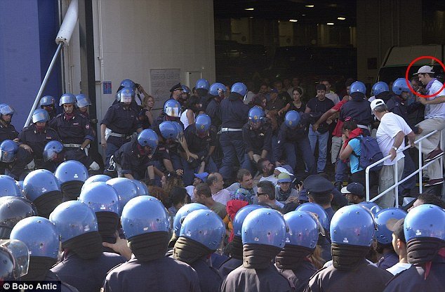 Απίστευτη επίθεση Daily Mail στον Τσίπρα με φωτογραφίες από τη Γένοβα [εικόνες] | iefimerida.gr 2