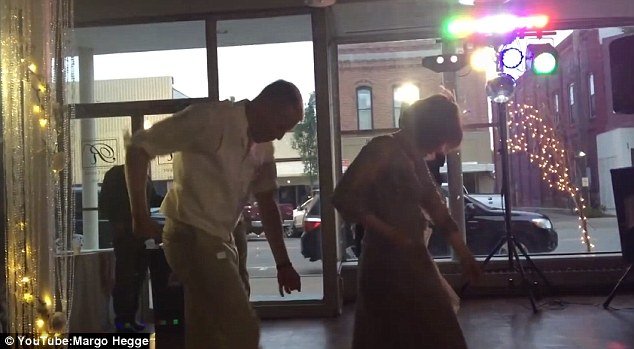 Viral: Η πεθερά που θα μισούσαν όλες -Κλέβει την παράσταση στο γάμο με τον έξαλλο χορό της [βίντεο] | iefimerida.gr 1