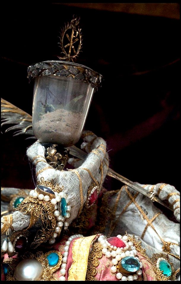 Οι Αγιοι σκελετοί της Ρώμης: Τα εκπληκτικά στολισμένα με κοσμήματα ευρήματα στις κατακόμβες [εικόνες] | iefimerida.gr 9