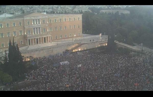 Χιλιάδες διαδηλωτές στο Σύνταγμα: Φώναξαν μέσα στη βροχή υπέρ του «ναι» στο δημοψήφισμα [εικόνες & βίντεο] | iefimerida.gr 3