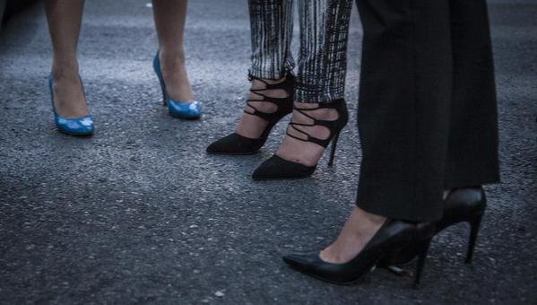 Οι ψηλοτάκουνες γόβες των «Μένουμε Ευρώπη» [εικόνα] | iefimerida.gr 0