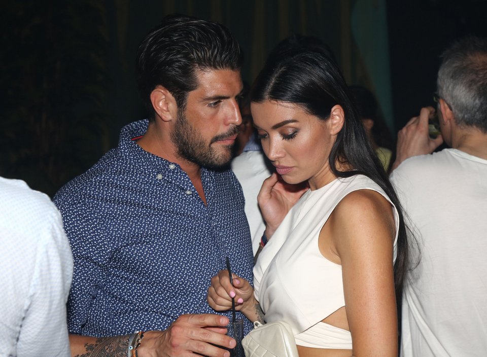 Η Ολγα Φαρμάκη τσακώνεται με τον σύντροφό της στα μπουζούκια [εικόνες] | iefimerida.gr 1