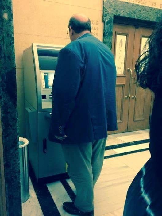 Απίστευτο: Υπουργοί και βουλευτές του ΣΥΡΙΖΑ σπρώχνονται στο ΑΤΜ της βουλής για να βγάλουν λεφτά [εικόνες] | iefimerida.gr 2