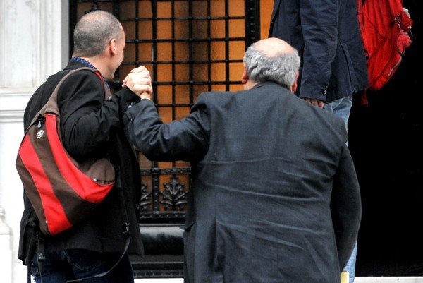 Οι φωτό που σόκαραν: Υπουργοί γελάνε μόλις έκλεισαν οι τράπεζες [εικόνες] | iefimerida.gr 1