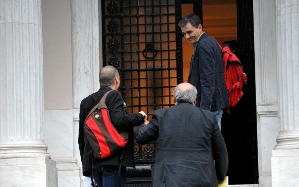 Οι φωτό που σόκαραν: Υπουργοί γελάνε μόλις έκλεισαν οι τράπεζες [εικόνες] | iefimerida.gr 2