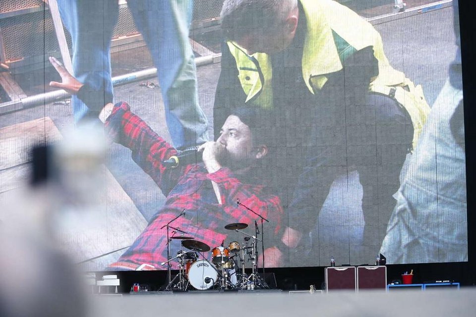 Ο τραγουδιστής των Foo Fighters έσπασε το πόδι του, αλλά συνέχισε τη συναυλία με γύψο [εικόνες & βίντεο] | iefimerida.gr 1