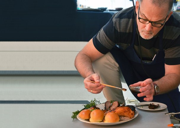 Οι 10 πιο παράξενες δουλειές στον κόσμο: Από τον... αγκαλίτσα, στον δοκιμαστή τροφών για σκύλους [εικόνες] | iefimerida.gr 6