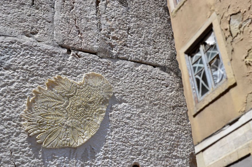 Τα πιο ανατρεπτικά γκράφιτι στον κόσμο -Γέμισαν τους τοίχους πόλης με... σεμεδάκια [εικόνες] | iefimerida.gr 4