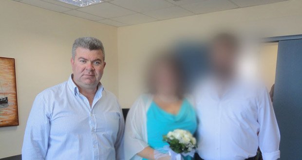 Εγινε και αυτό: Κρατούμενος στα Χανιά παντρεύτηκε τη δικηγόρο του [εικόνες] | iefimerida.gr 1