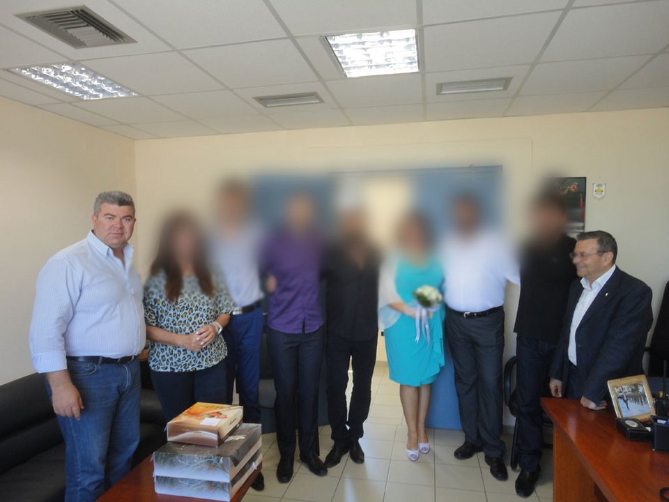 Εγινε και αυτό: Κρατούμενος στα Χανιά παντρεύτηκε τη δικηγόρο του [εικόνες] | iefimerida.gr 2