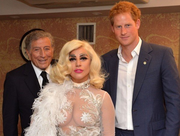 Ο πρίγκιπας Χάρι παθαίνει πλάκα με το στήθος της Γκάγκα [εικόνες] | iefimerida.gr 2