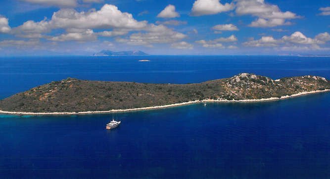 Αυτό το νησί στο Ιόνιο θέλουν να αγοράσουν Τζολί-Πιτ [εικόνες] | iefimerida.gr 2