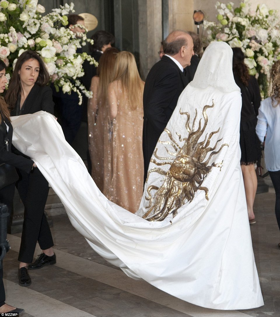 Ο γάμος της χρονιάς έγινε στη Ρώμη -Εξωπραγματική χλιδή, ανατρεπτικό νυφικό, βαθύπλουτοι, γαλαζοαίματοι και δύο Ελληνίδες [εικόνες]  | iefimerida.gr 5