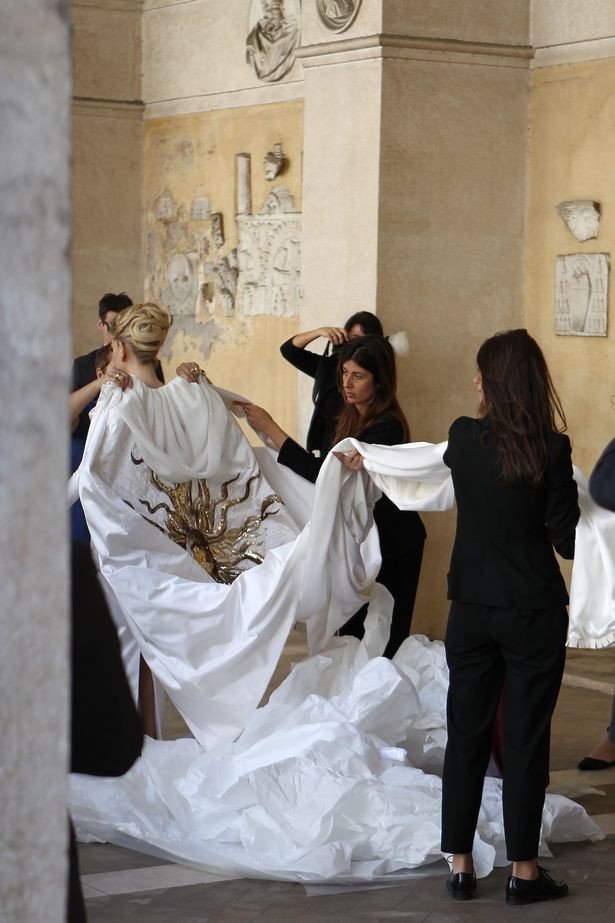 Ο γάμος της χρονιάς έγινε στη Ρώμη -Εξωπραγματική χλιδή, ανατρεπτικό νυφικό, βαθύπλουτοι, γαλαζοαίματοι και δύο Ελληνίδες [εικόνες]  | iefimerida.gr 1