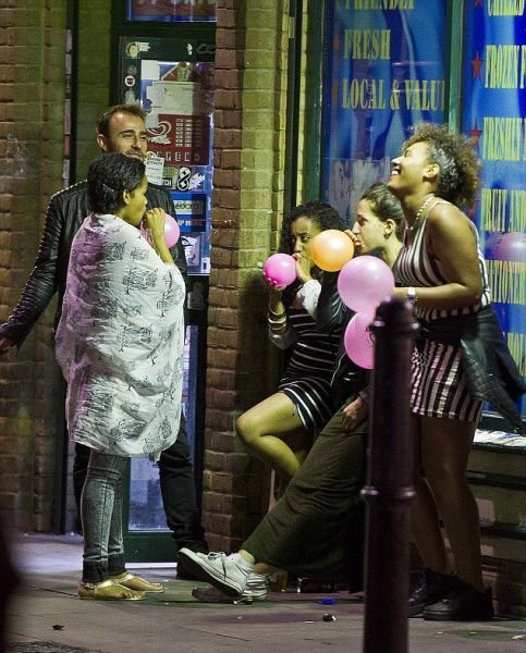 Αέριο γέλιου - Γελάνε πραγματικά όσοι το παίρνουν; [εικόνες] | iefimerida.gr 2