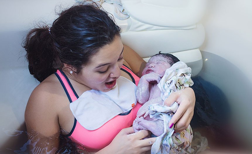 Καρέ καρέ το θαύμα της γέννησης – Συγκλονιστικές εικόνες τοκετού μέσα στο νερό [εικόνες]  | iefimerida.gr 6