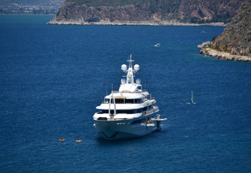 Η θαλαμηγός γεμάτη βασιλιάδες που άφησε άφωνο το Ναύπλιο [εικόνες] | iefimerida.gr 7