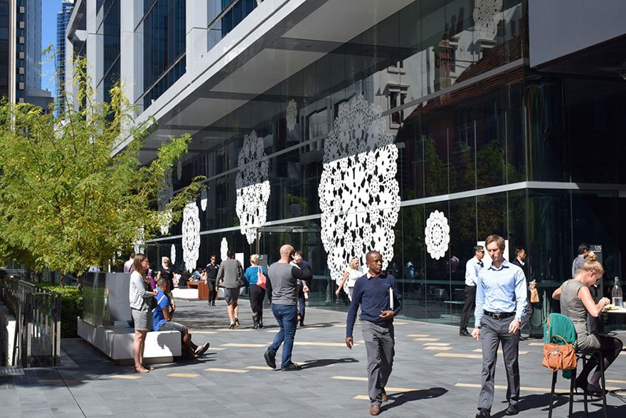 Τα πιο ανατρεπτικά γκράφιτι στον κόσμο -Γέμισαν τους τοίχους πόλης με... σεμεδάκια [εικόνες] | iefimerida.gr 3