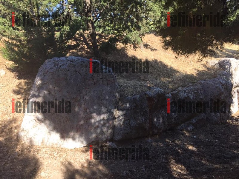 Απίστευτο: Εκαναν γκράφιτι πάνω σε αρχαία στην Πνύκα [εικόνες] | iefimerida.gr 0