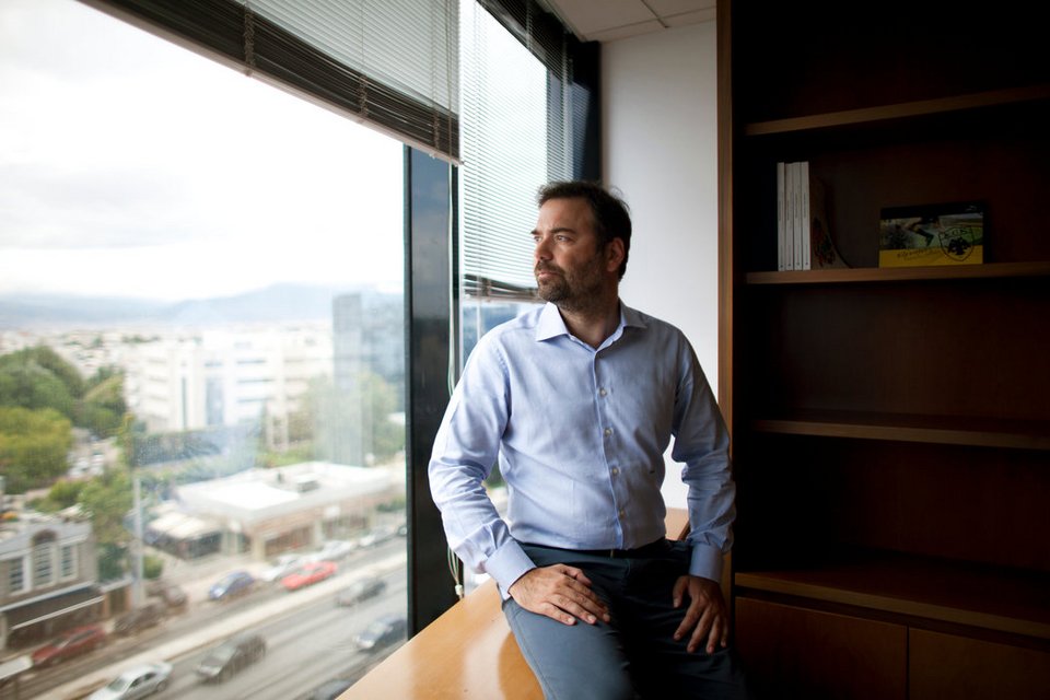 Οι NY Times στην Υδρα και στις διαδηλώσεις της Αθήνας: Πώς υπομένουν οι Ελληνες την κρίση [εικόνες] | iefimerida.gr 4