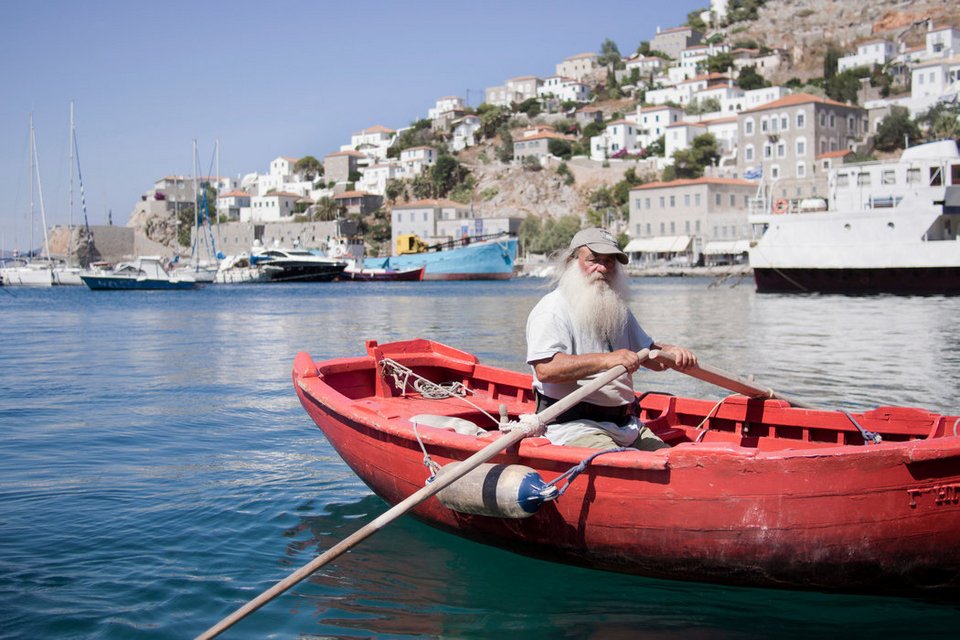 Οι NY Times στην Υδρα και στις διαδηλώσεις της Αθήνας: Πώς υπομένουν οι Ελληνες την κρίση [εικόνες] | iefimerida.gr 3