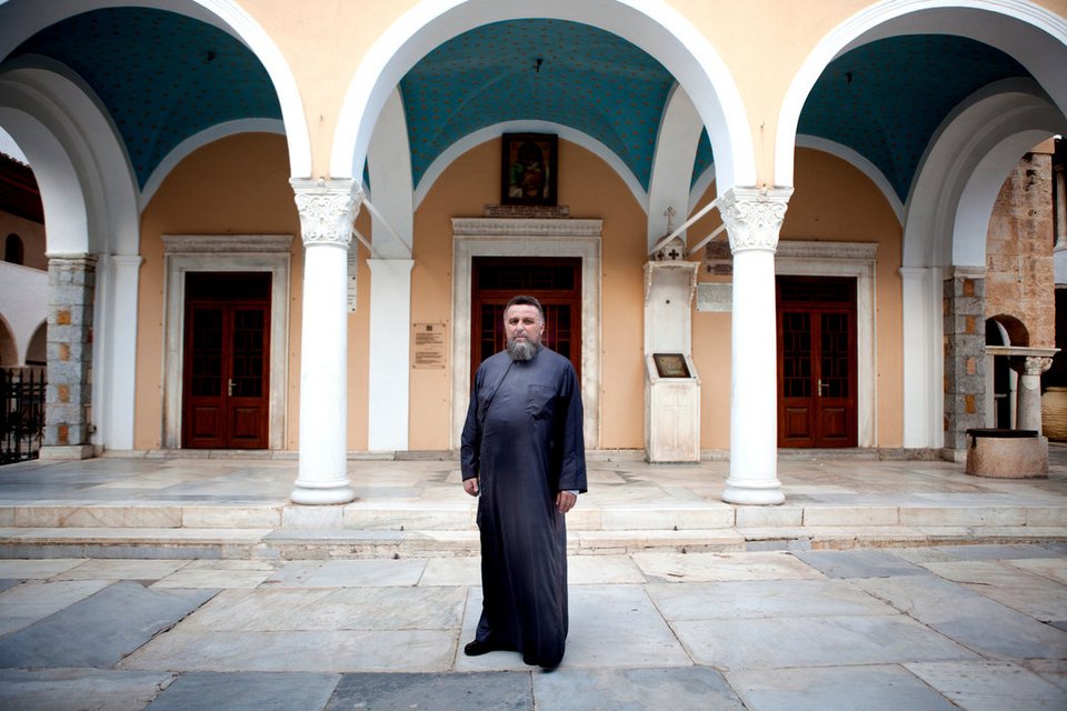 Οι NY Times στην Υδρα και στις διαδηλώσεις της Αθήνας: Πώς υπομένουν οι Ελληνες την κρίση [εικόνες] | iefimerida.gr 1