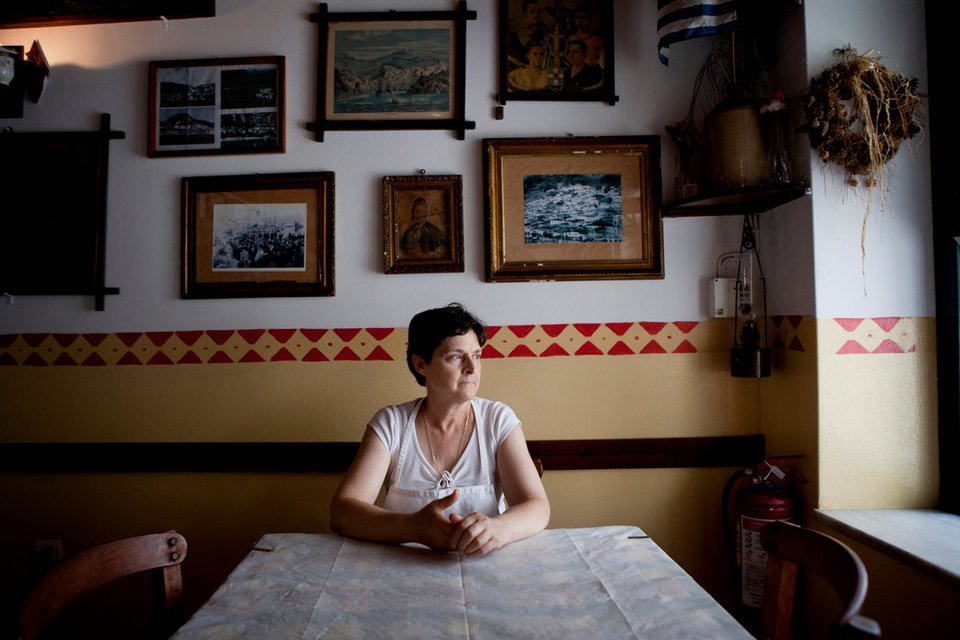 Οι NY Times στην Υδρα και στις διαδηλώσεις της Αθήνας: Πώς υπομένουν οι Ελληνες την κρίση [εικόνες] | iefimerida.gr 0