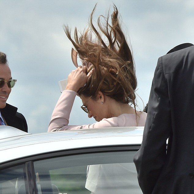 Μια άτυχη στιγμή χάλασε την τέλεια εικόνα της Λιζ Χάρλεϊ [εικόνες]  | iefimerida.gr 1