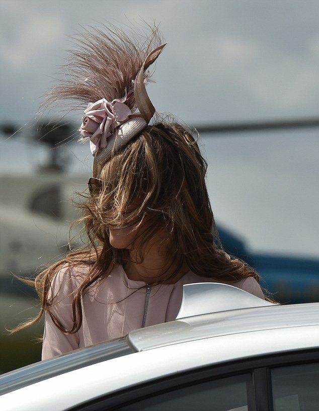 Μια άτυχη στιγμή χάλασε την τέλεια εικόνα της Λιζ Χάρλεϊ [εικόνες]  | iefimerida.gr 0