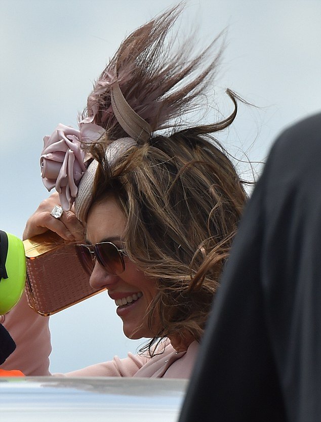 Μια άτυχη στιγμή χάλασε την τέλεια εικόνα της Λιζ Χάρλεϊ [εικόνες]  | iefimerida.gr 2