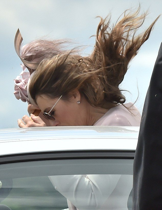 Μια άτυχη στιγμή χάλασε την τέλεια εικόνα της Λιζ Χάρλεϊ [εικόνες]  | iefimerida.gr 3