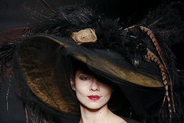 Μια γνήσια... καπελού -Η Ελληνίδα που φτιάχνει καπέλα υπερπαραγωγές -Για ποιο γάμο της παρήγγειλαν 45! [εικόνες] | iefimerida.gr 9