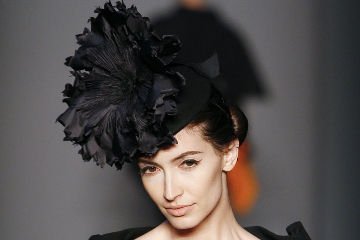 Μια γνήσια... καπελού -Η Ελληνίδα που φτιάχνει καπέλα υπερπαραγωγές -Για ποιο γάμο της παρήγγειλαν 45! [εικόνες] | iefimerida.gr 8