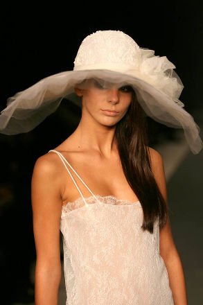 Μια γνήσια... καπελού -Η Ελληνίδα που φτιάχνει καπέλα υπερπαραγωγές -Για ποιο γάμο της παρήγγειλαν 45! [εικόνες] | iefimerida.gr 6