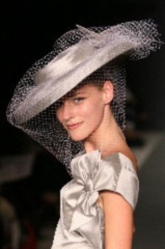 Μια γνήσια... καπελού -Η Ελληνίδα που φτιάχνει καπέλα υπερπαραγωγές -Για ποιο γάμο της παρήγγειλαν 45! [εικόνες] | iefimerida.gr 5