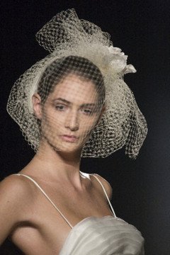 Μια γνήσια... καπελού -Η Ελληνίδα που φτιάχνει καπέλα υπερπαραγωγές -Για ποιο γάμο της παρήγγειλαν 45! [εικόνες] | iefimerida.gr 4