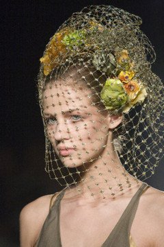 Μια γνήσια... καπελού -Η Ελληνίδα που φτιάχνει καπέλα υπερπαραγωγές -Για ποιο γάμο της παρήγγειλαν 45! [εικόνες] | iefimerida.gr 3