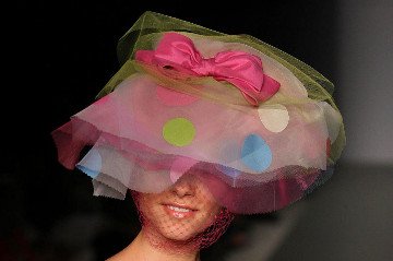 Μια γνήσια... καπελού -Η Ελληνίδα που φτιάχνει καπέλα υπερπαραγωγές -Για ποιο γάμο της παρήγγειλαν 45! [εικόνες] | iefimerida.gr 2