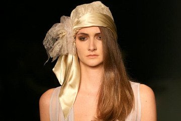 Μια γνήσια... καπελού -Η Ελληνίδα που φτιάχνει καπέλα υπερπαραγωγές -Για ποιο γάμο της παρήγγειλαν 45! [εικόνες] | iefimerida.gr 10